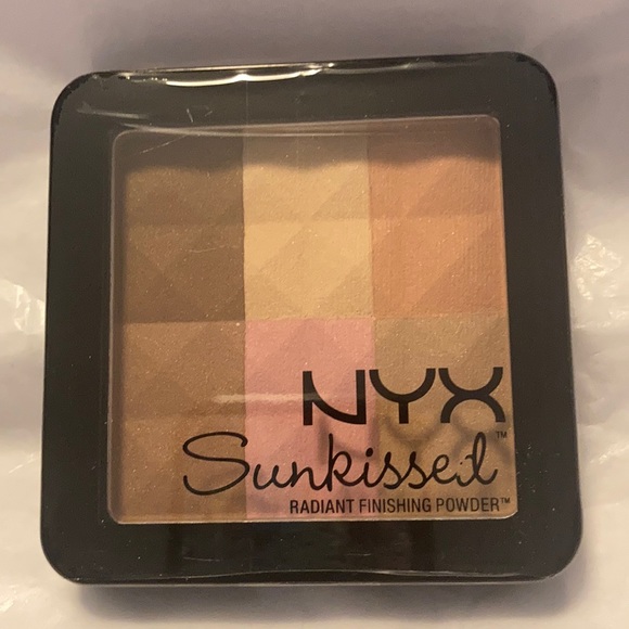 NYX makeup Radiant Finishing Powder - Picture 1 of 2